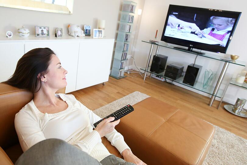 Auch TV-Geräte verbrauchen oft mehr Strom als angegeben. Das verursacht für Verbraucher hohe Zusatzkosten.