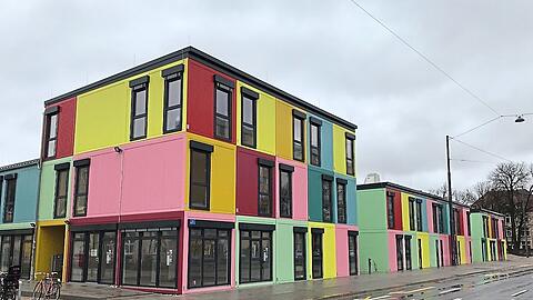 So bunt, aufgeräumt (und teuer) sollen Kreative arbeiten,  findet man offenbar bei der städtischen MGH, die diese Container als Ateliers . . .