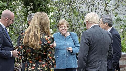 Es ist Merkels 15. Gipfel im Kreise der wichtigsten Industrienationen dieser Welt. Hier im Gespräch mit dem britischen Premierminister Boris Johnson und seiner Frau Carrie und Mario Draghi sowie Charles Michel.