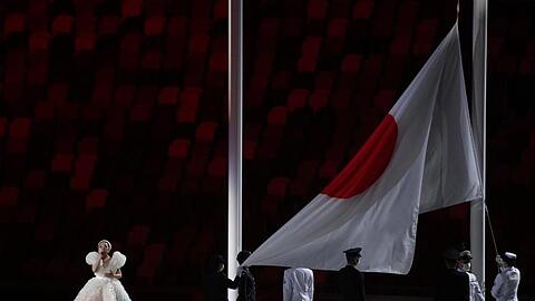 S&auml;ngerin Misa singt die japanische Nationalhymne.