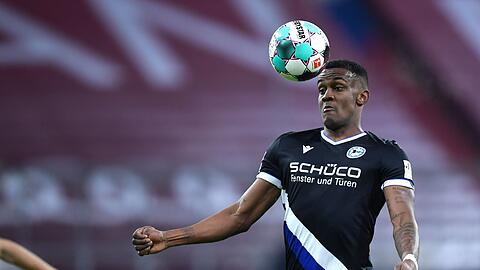 Sergio Cordova spielt den Ball.