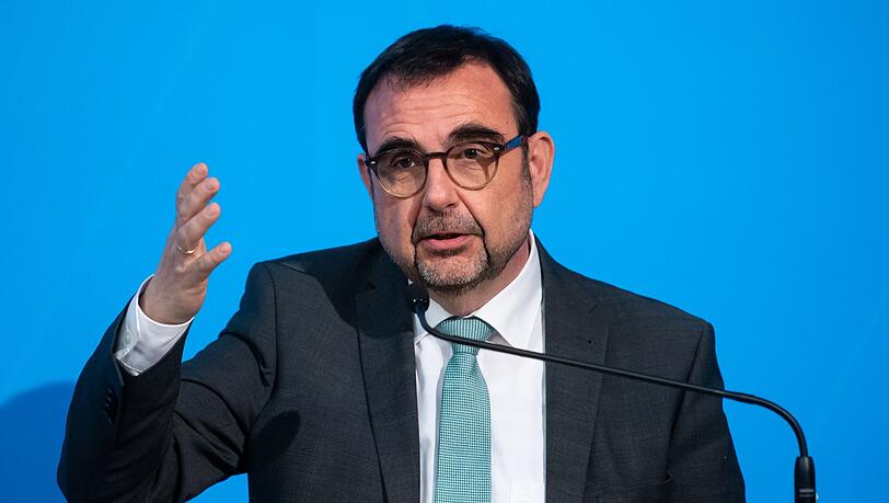 Klaus Holetschek (CSU), Gesundheitsminister von Bayern, nimmt nach einer Kabinettssitzung an einer Pressekonferenz teil. Klaus Holetschek (CSU), Gesundheitsminister von Bayern, nimmt nach einer Kabinettssitzung an einer Pressekonferenz teil.
