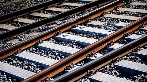 Gleise sind an einem Bahnhof im Schotterbett verlegt.