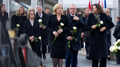 Zum Gedenken an die Opfer wurden nach der Gedenkfeier noch weiße Rosen am internationalen Mahnmal der KZ-Gedenkstätte niedergelegt.