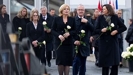 Zum Gedenken an die Opfer wurden nach der Gedenkfeier noch weiße Rosen am internationalen Mahnmal der KZ-Gedenkstätte niedergelegt.