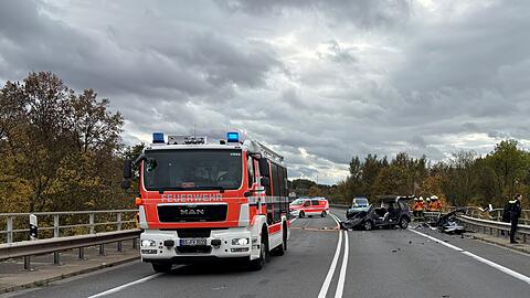 Rettungskräfte sind am Unfallort im Einsatz.