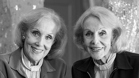 Alice (l.) und Ellen Kessler wurden als S&auml;ngerinnen und T&auml;nzerinnen international ber&uuml;hmt. (Archivbild)