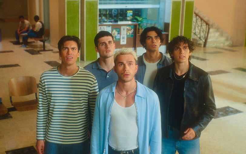 Die Freunde Jonas (Tim Schäcker), Chris (Luis Freitag), Matteo (Julien Brown), Ben (Jacob Rott) und Oliver (Bene Schulz) verschlägt es in "Back to the 90s" zurück ins Jahr 1995. Finden sie einen Weg zurück in die Zukunft? Die Freunde Jonas (Tim Schäcker), Chris (Luis Freitag), Matteo (Julien Brown), Ben (Jacob Rott) und Oliver (Bene Schulz) verschlägt es in "Back to the 90s" zurück ins Jahr 1995. Finden sie einen Weg zurück in die Zukunft?