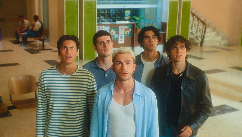 Die Freunde Jonas (Tim Schäcker), Chris (Luis Freitag), Matteo (Julien Brown), Ben (Jacob Rott) und Oliver (Bene Schulz) verschlägt es in "Back to the 90s" zurück ins Jahr 1995. Finden sie einen Weg zurück in die Zukunft? Die Freunde Jonas (Tim Schäcker), Chris (Luis Freitag), Matteo (Julien Brown), Ben (Jacob Rott) und Oliver (Bene Schulz) verschlägt es in "Back to the 90s" zurück ins Jahr 1995. Finden sie einen Weg zurück in die Zukunft?