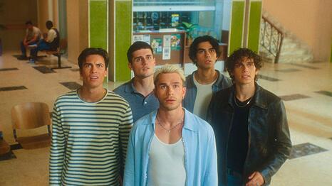 Die Freunde Jonas (Tim Sch&auml;cker), Chris (Luis Freitag), Matteo (Julien Brown), Ben (Jacob Rott) und Oliver (Bene Schulz) verschl&auml;gt es in "Back to the 90s" zur&uuml;ck ins Jahr 1995. Finden sie einen Weg zur&uuml;ck in die Zukunft?