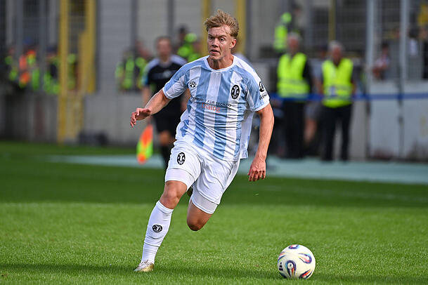 Ist derzeit ausverkauft: Das Heimtrikot des TSV 1860, das hier Fabio Wagner trägt. Ist derzeit ausverkauft: Das Heimtrikot des TSV 1860, das hier Fabio Wagner trägt.