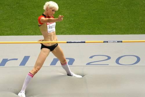 Ist eine Freundin großer Posen: Ariane Friedrich gefällt sich in der Quali als Scharfschützin.