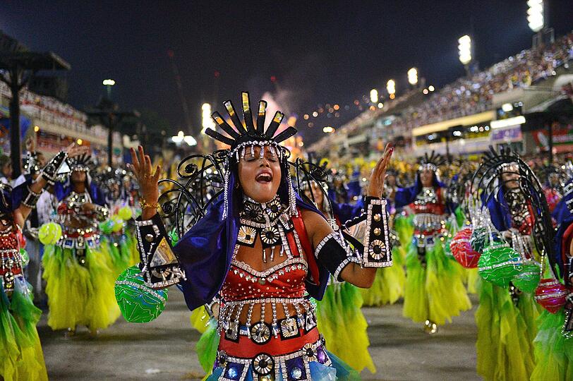In Rio ging es in der Nacht zum Montag auf dem Straßenkarneval heiß her. Die brasilianischen Schönheiten zeigten zum Karneval-Höhepunkt viel nackte Haut und sexy Kurven.