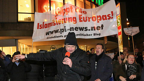 Rechte Stimmen: Michael Stürzenberger (&bdquo;Die Freiheit&ldquo;, Mitte), Stefan Ullrich (&bdquo;Deus vult&ldquo;, rechts daneben) und NPD-Funktionärin Renate Werlberger.