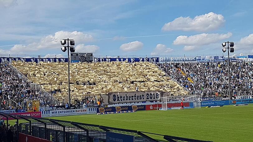 Die Choreo der Löwen-Fans in der Westkurve.
