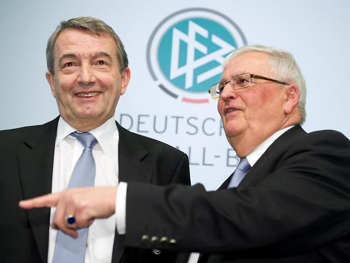 Gegen Theo Zwanziger (r) und Wolfgang Niersbach wird Anklage wegen Steuerhinterziehung erhoben.