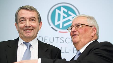 Gegen Theo Zwanziger (r) und Wolfgang Niersbach wird Anklage wegen Steuerhinterziehung erhoben.