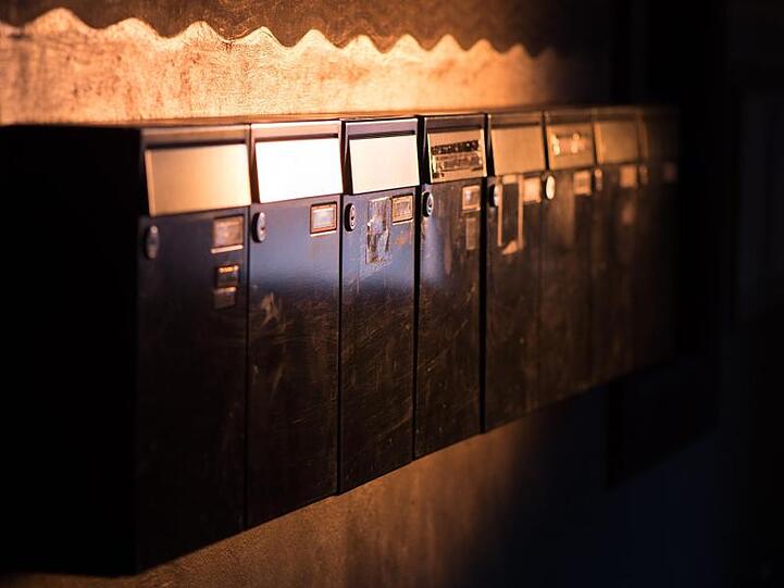Briefkästen in einem Wohnhaus. In Berlin hat sich ein Postbote an einem mit Rasiermessern gespickten Briefkasten verletzt.