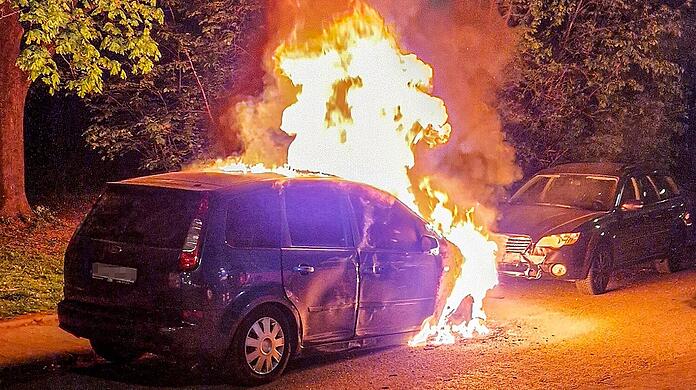 Als die Einsatzkräfte eintrafen, loderten Flammen aus der Motorhaube des Fords.