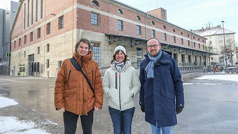 BA-Chef Markus Lutz (l.), Angelika Riemensberger und Bernhard Boeck von den Stadtwerken zeigen das Gelände hinter dem HP8.