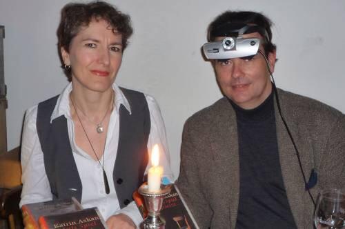 Autorin Katrin Askan und Schauspieler Hans-Jürgen Stockerl - ausgerüstet mit Nachtsichtgerät.
