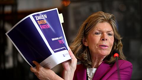 Dehoga-Hauptgeschäftsführerin Ingrid Hartges präsentiert die Halbjahreszahlen der Branche.