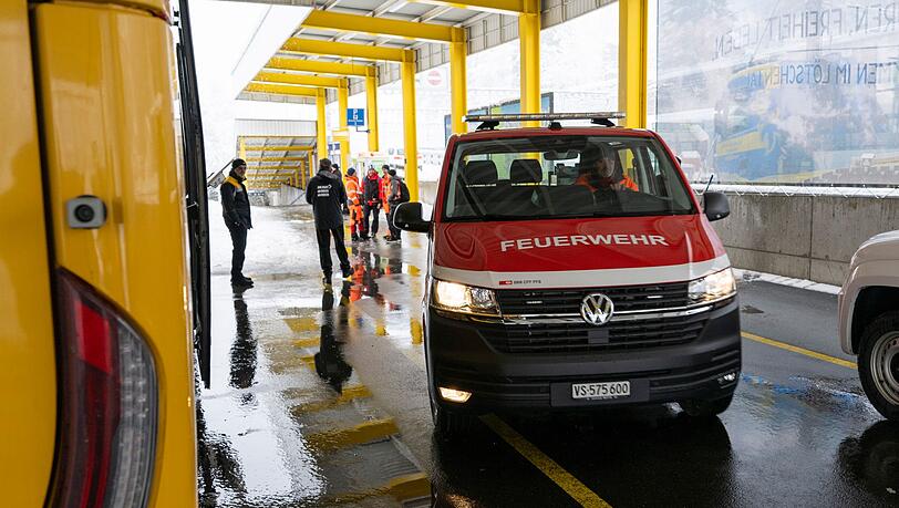 Eine verletzte Person musste zur Behandlung ins Krankenhaus.