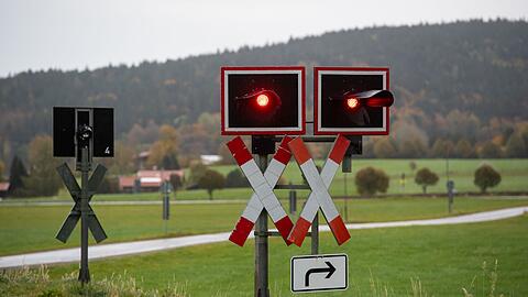Der Fahrer wurde in seinem Auto eingeklemmt. (Symbolbild)
