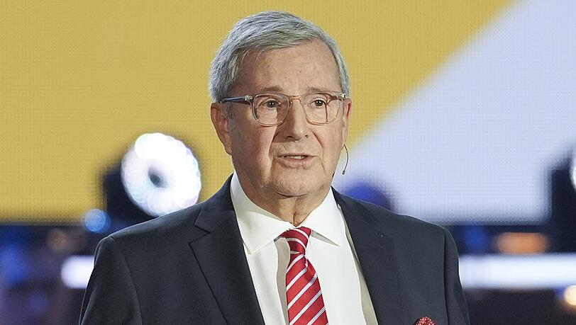 Ex-"Tagesschau"-Sprecher Jan Hofer hat einen neuen Job. Ex-"Tagesschau"-Sprecher Jan Hofer hat einen neuen Job.