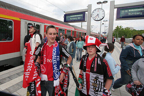 Die Bahn setzt morgen Abend Sonderzüge ein, um die Fans mit der S-Bahn zum Stadion zu bringen.