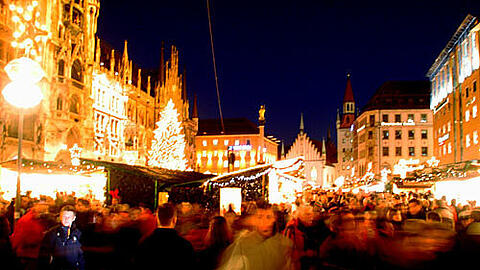 An den Wochenende ist am Münchner Christkindlmarkt kaum mehr ein Durchkommen möglich