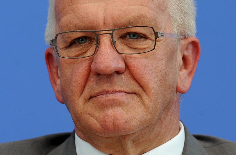 Das ist Winfried Kretschmann. Der 65-Jährige ist der erste grüne Ministerpräsident, den es in Deutschland je gab. Er regiert Baden-Württemberg, mit der SPD als Juniorpartner.