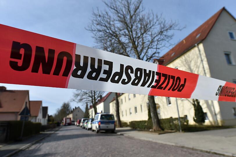 Einsatzkräfte von Feuerwehr und Polizei stehen vor der zukünftigen Unterkunft für Asylbewerber in Tröglitz.