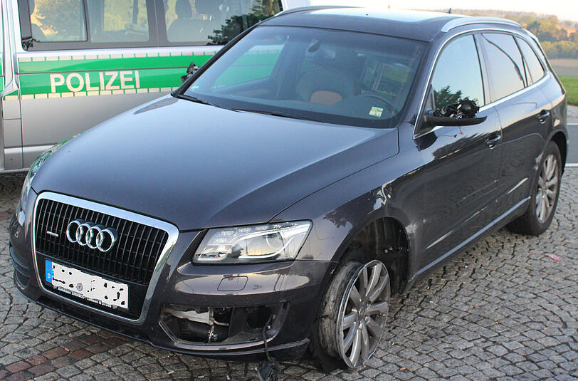 Deutliche Unfallspuren: Am Autobahnparkplatz Bärenholz an der A93 entdecken die Beamten den gestohlenen Audi Q5.