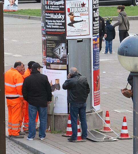 Dahinter trat diese Tür zum Vorschein.