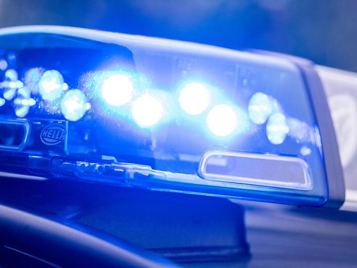 Ein Blaulicht leuchtet an einer Polizeistreife.