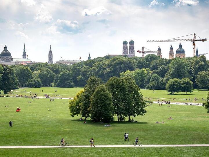 Münchnerinnen und Münchner genießen ihre Freizeit im Englischen Garten. Foto: Sina Schuldt/Archivbild