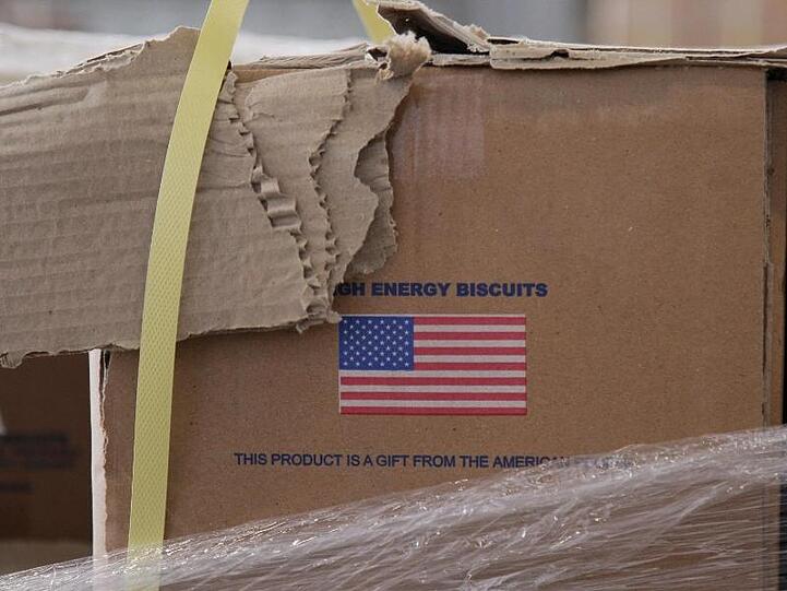 "Dieses Produkt ist ein Geschenk der US-Bevölkerung", steht an einer Kiste mit Keksen, die für Venezuela gespendet wurde.