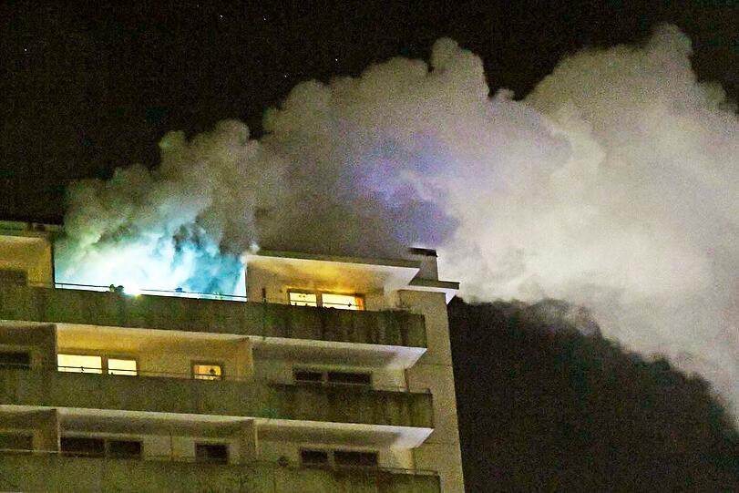 Im Einsatz waren neben zwei Löschzügen und Sonderfahrzeugen der Berufsfeuerwehr auch die Abteilung Oberföhring der Freiwilligen Feuerwehr.