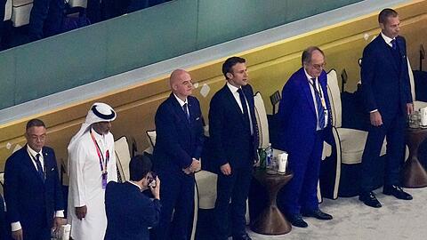 Beim Spiel war auch der französische Staatspräsident Emmanuel Macron (3.v.r.) zu Gast.