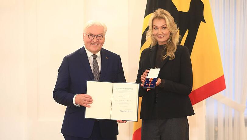 Franziska van Almsick erhielt von Bundespräsident Frank-Walter Steinmeier eine weitere Auszeichnung für ihren prall gefüllten Trophäenschrank. Franziska van Almsick erhielt von Bundespräsident Frank-Walter Steinmeier eine weitere Auszeichnung für ihren prall gefüllten Trophäenschrank.