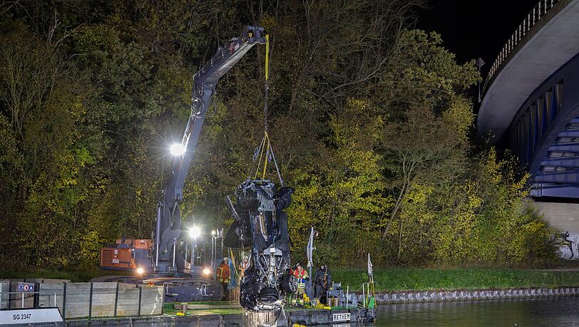 In diesem aus dem Mittellandkanal geborgenen Autowrack fanden Ermittler Einbruchswerkszeug. (Archivbild) In diesem aus dem Mittellandkanal geborgenen Autowrack fanden Ermittler Einbruchswerkszeug. (Archivbild)