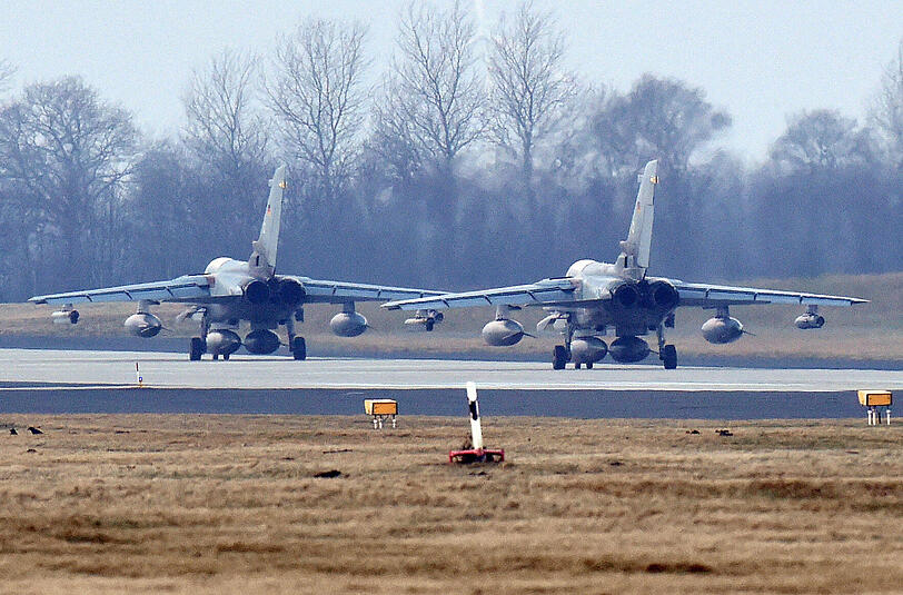 Auf dem Fliegerhorst Jagel rollen die beiden "Tornado"-Aufklärungsjets zum Start zu ihrem Einsatz gegen die Terrormiliz Islamischer Staat.