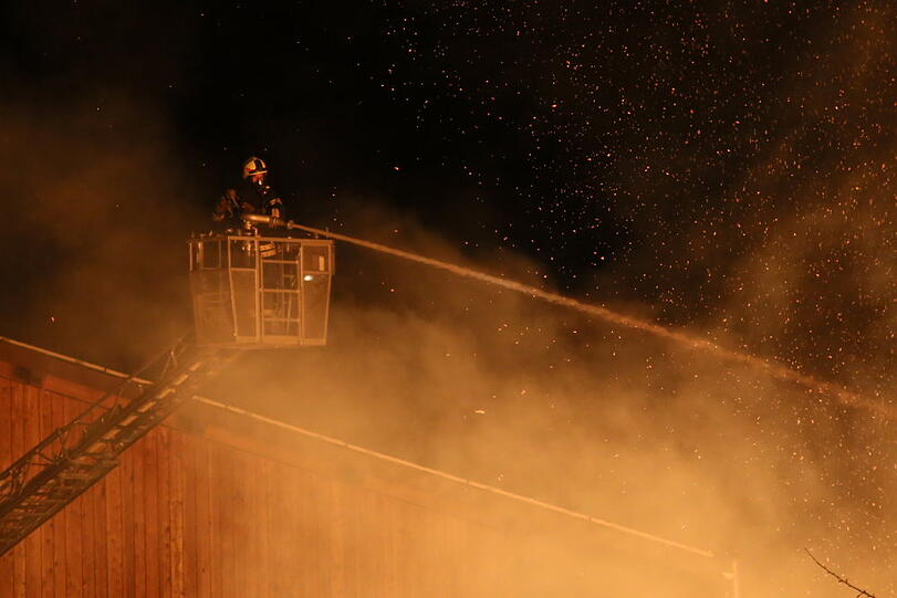 Die Halle, in der Holz und Maschinen gelagert waren, ist bei dem Feuer komplett zerstört worden.