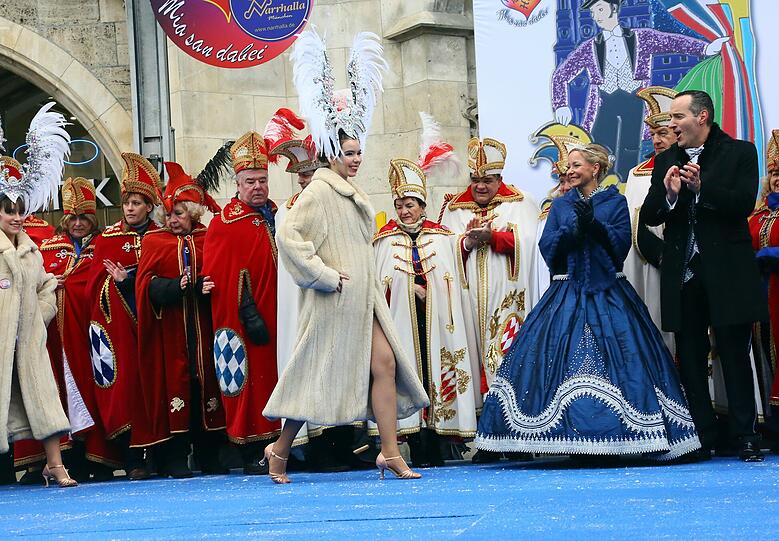 Das Faschingsprinzenpaar hochgeschlossen, die Tänzerinnen hartgesotten: Die Bilder von der volkstümlichen Inthronisierung am Marienplatz.