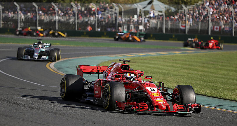 Sebastian Vettel (vorne) aus Deutschland vom Team Scuderia Ferrari siegt vor Lewis Hamilton (links) aus Großbritannien vom Team Mercedes AMG Petronas Motorsport.