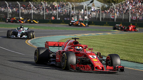 Sebastian Vettel (vorne) aus Deutschland vom Team Scuderia Ferrari siegt vor Lewis Hamilton (links) aus Großbritannien vom Team Mercedes AMG Petronas Motorsport.