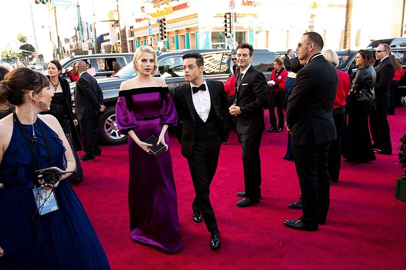 Top: Lucy Boynton stellt mit Oscar-Preisträger Rami Malek unter Beweis, dass klassisch auch durchaus modisch sein kann.