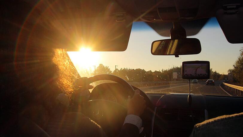 Autofahrer fühlten sich durch die Sonne geblendet. (Symbolbild)