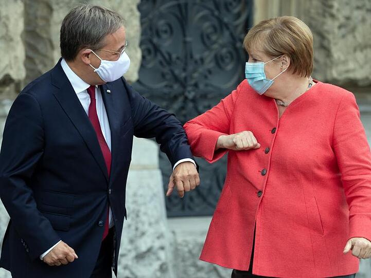 Bundeskanzlerin Angela Merkel (CDU) wird in Düsseldorf von Armin Laschet (CDU), Ministerpräsident von Nordrhein-Westfalen begrüßt.